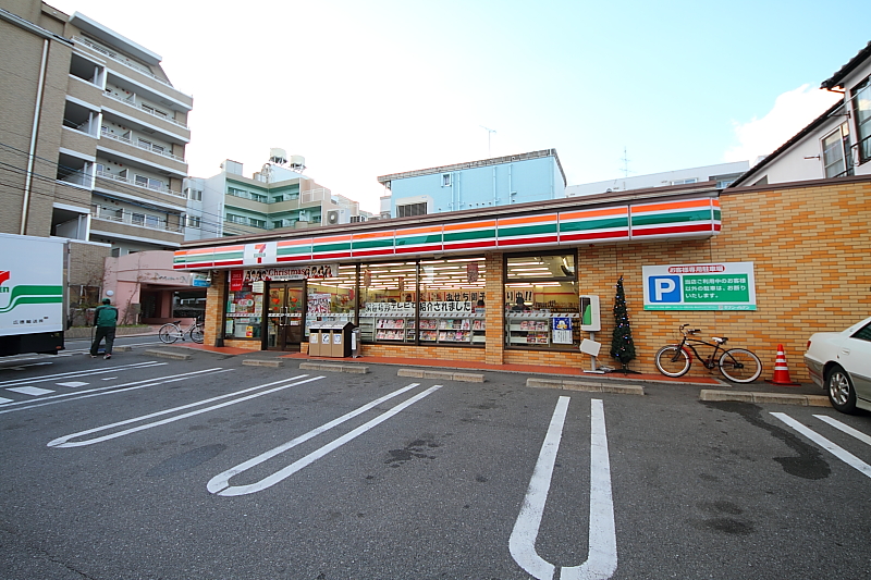 Convenience store. Seven-Eleven Fukuoka Nishijin 5-chome up (convenience store) 411m