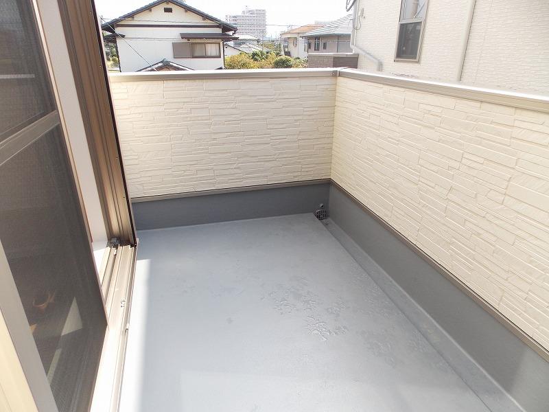 Balcony. width ・ Since the depth both wide, The dried laundry and futon is wide enough (^ _ ^) v The wife is happy space (^_^) /