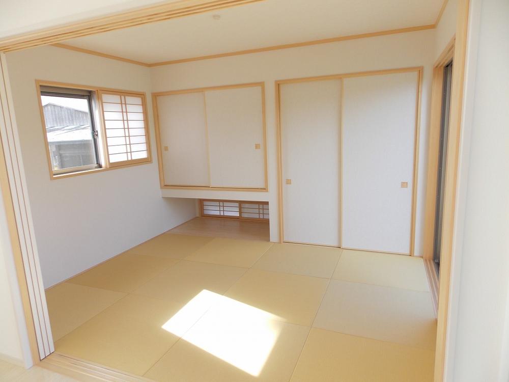 Same specifications photos (Other introspection). Japanese-style room is (^_^) / ~ It is adjacent to the living room, Spacious open space and open the door, Specific space can make if Shimere! (^^)!