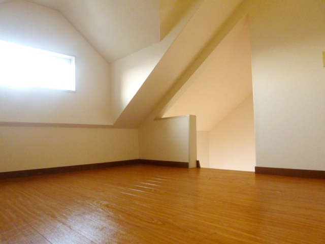 Other room space. Bright loft!
