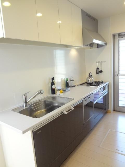Kitchen. Spacious kitchen. It has the easy to handle easy to clean glass top stove adopted. Dishwashing function also housework effortlessly with standard equipment and utility costs profitable