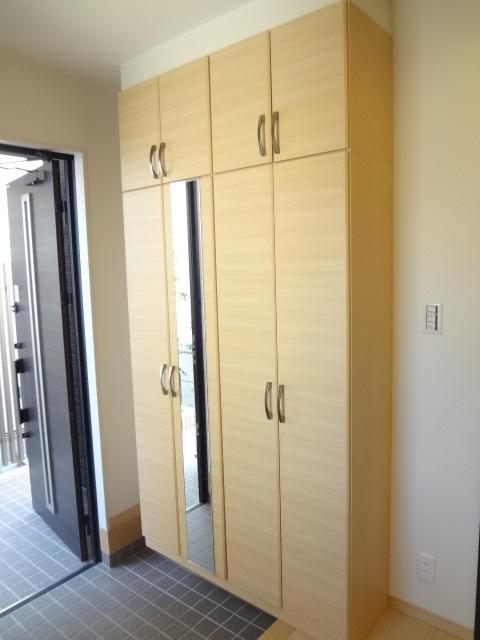 Receipt. Large capacity shoe closet of entrance. It is with especially happy full-length mirror to women.