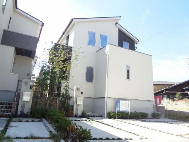 Local appearance photo. No. 2 place appearance. It is fashionable contrast of white and chocolate brown ☆ Before the building is available three parking.