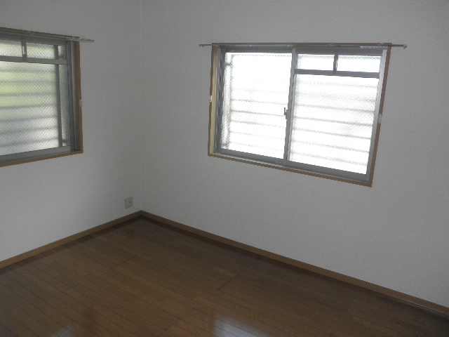 Living and room. Per corner room, Windows that are attached in two places. 