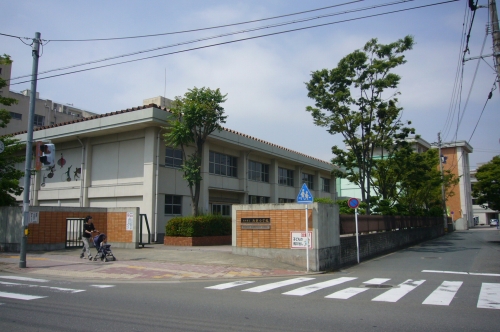 Primary school. Nishijin up to elementary school (elementary school) 1300m