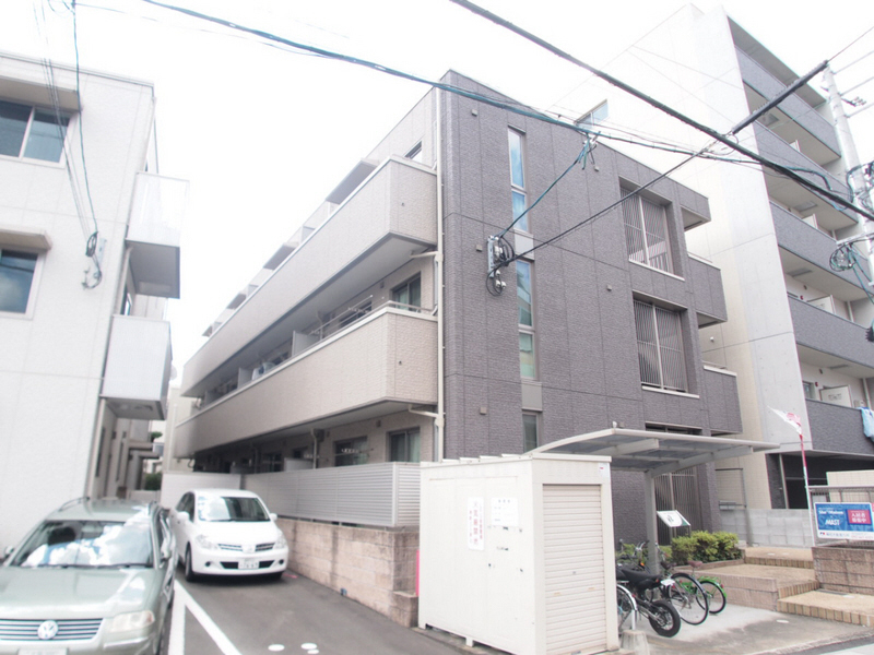 Building appearance. This apartment is located in a quiet residential area.