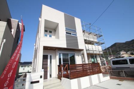 Local appearance photo. Yoshikawa residential house building that combines like custom home of such a design and functionality. We stuck to the strong precursor making from the time of design.