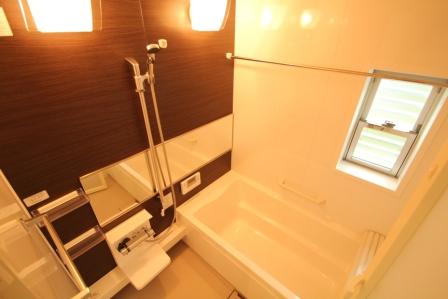 Bathroom. heating ・ Drying ・ With ventilation system Such as the rainy season of the day will be able to hang out the laundry is not bathroom.
