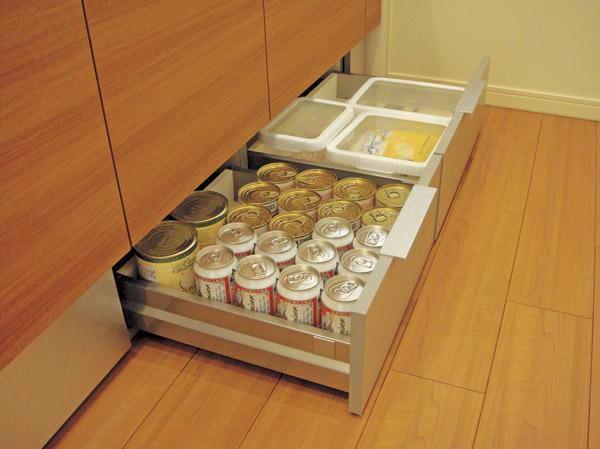 Kitchen.  [Skirting storage to stock products can be stored] Effective use of the traditional dead space "skirting" part. It has secured a storage space that can be stored heavy objects, such as canned or platter.