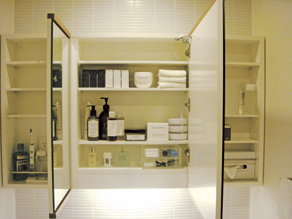 Bathing-wash room.  [Three-sided mirror with vanity] All storage space inside of the door of the three-sided mirror. You can organize easier to see, such as cosmetics and accessories. Charging can be outlet Ya while accommodating, Equipped with such as tissue box space.