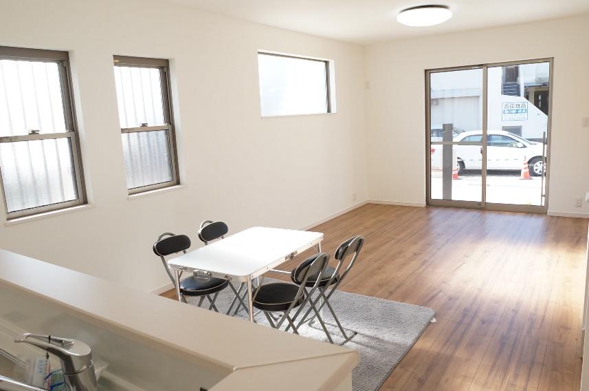 Kitchen.  ☆ Bright living room with panoramic views from the counter kitchen, It is safe can have small children in the dining ☆