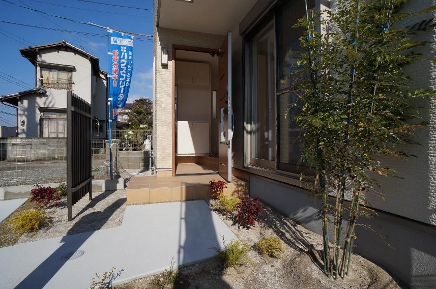 Other local.  ☆ Outdoor facility ☆ This approach part to the door. Cute planting is also a point