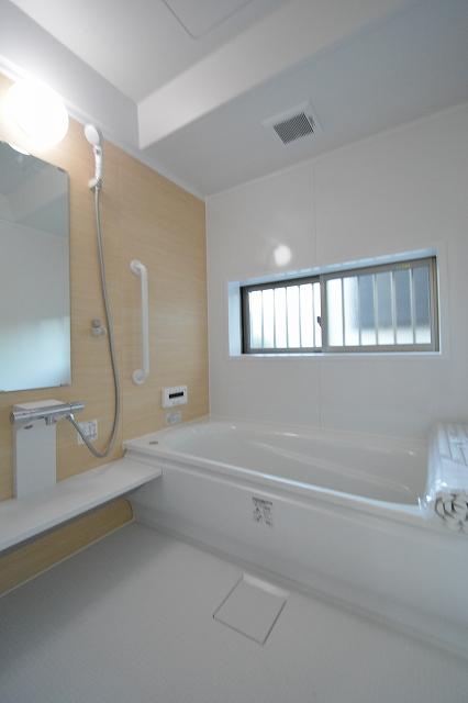 Bathroom. 1 pyeong type bathroom! Yes window!