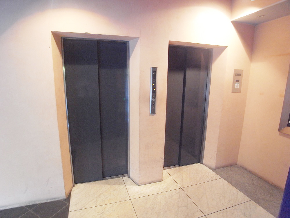 Entrance. Elevator with 2 groups