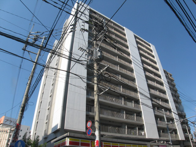 Building appearance. Even the clouds towering day complain Pear Tower apartment