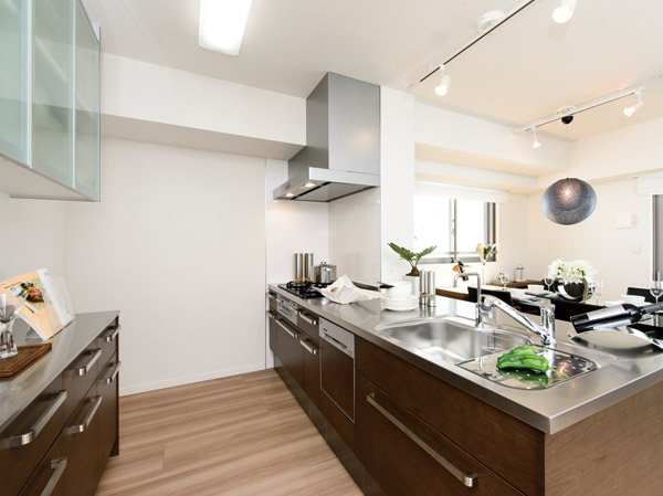 Kitchen.  [kitchen] Cooking is fun, Stylish and functional kitchen. Stylish kitchen, which was coordinated with calm and full of cleanliness Silver Brown. Stainless steel part was subjected to is likely to vibrate finish care less noticeable scratches.
