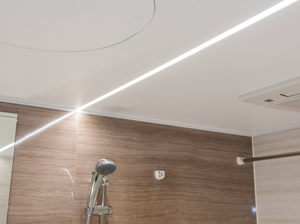 Bathing-wash room.  [Flat line LED lighting] Smart lights that run to the ceiling surface in a line, Light of the line is the light of a beautiful bathroom. (Same specifications)