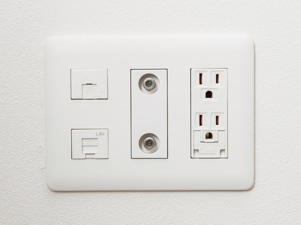 Other.  [Multi-media outlet] Outlet in the entire room, TV, We established a multi-media outlet with an integrated telephone terminal. Organize and clean around tend outlet becomes complex. (Same specifications)