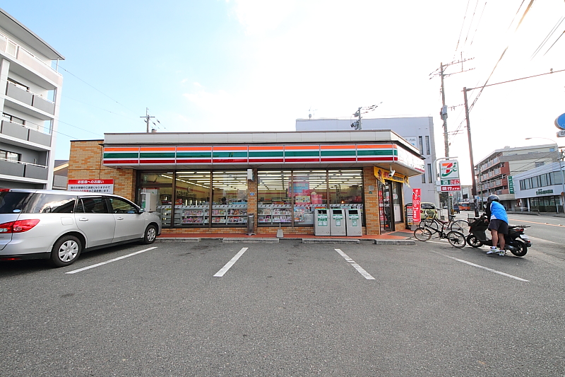 Convenience store. Seven-Eleven Fukuoka Iikura 3-chome up (convenience store) 631m