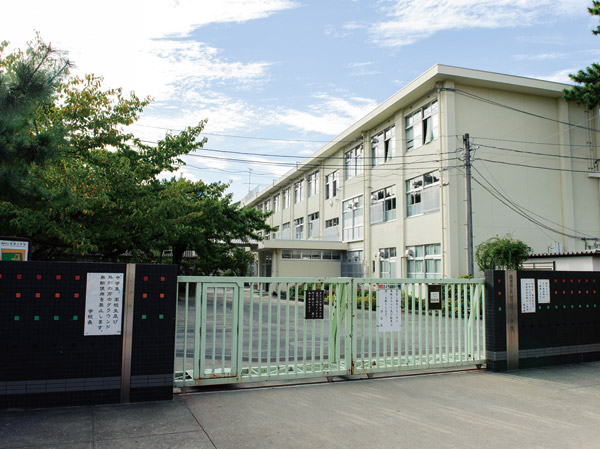 Surrounding environment. Momochi elementary school (about 160m / A 2-minute walk)