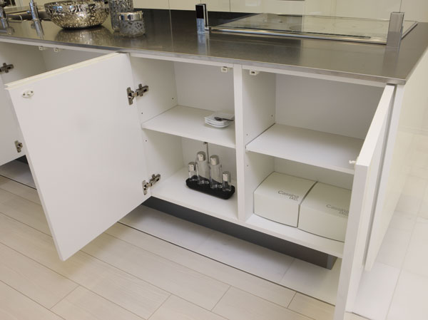 Kitchen.  [Under-counter storage] In order to secure more of the storage amount, Equipped with storage even under the dining side of the counter.