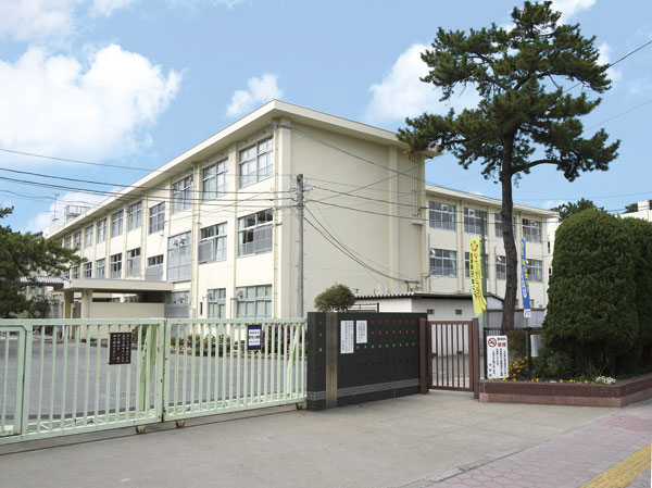 Surrounding environment. Momochi elementary school (about 730m / A 10-minute walk)