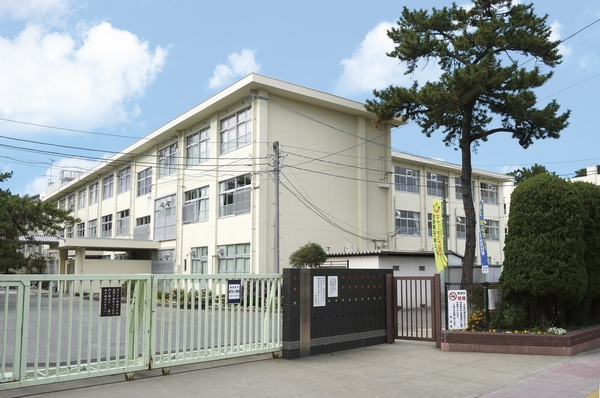 Building structure. Momochi elementary school (a 10-minute walk ・ About 730m)