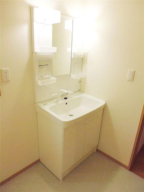 Wash basin, toilet. Washbasin with shower