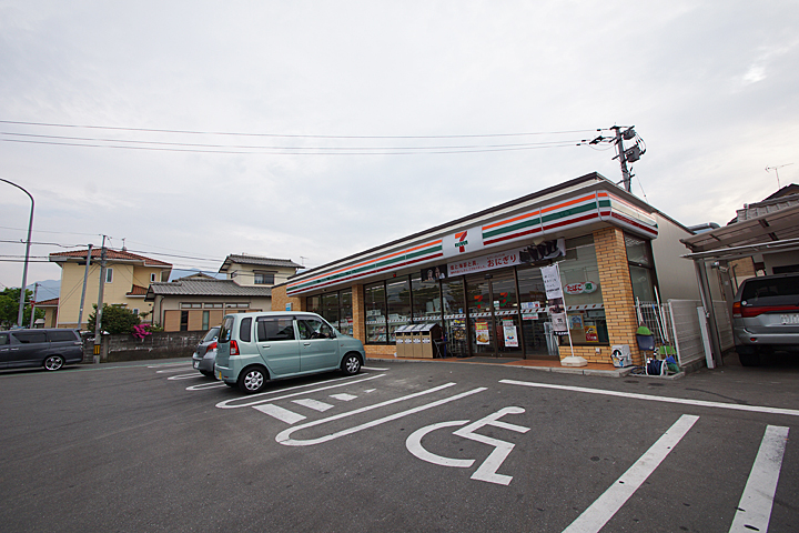 Supermarket. 450m to Seven-Eleven (super)