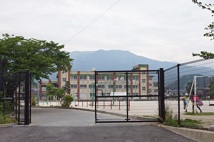 Primary school. Infield until the elementary school (elementary school) 975m