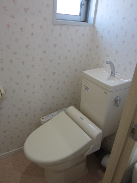 Toilet. Cleaning toilet seat is natural! ! Ventilation is also excellent because there is also a window