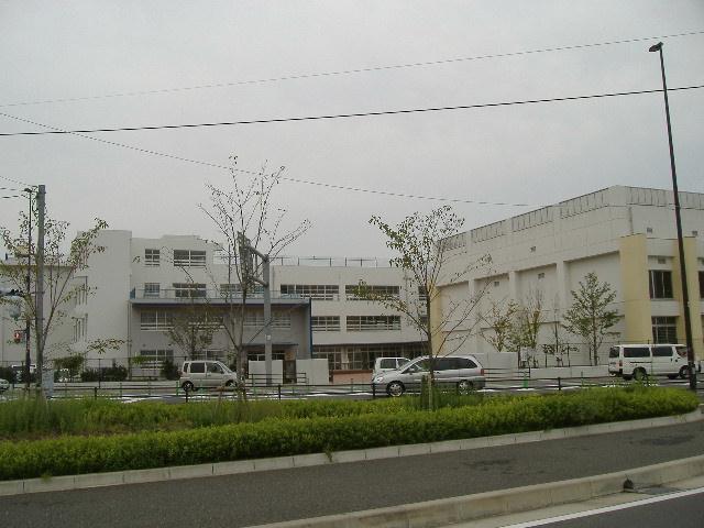 Junior high school. Jiromaru 740m until junior high school