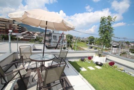 Garden. Rooftop relaxed views and exhilarating sense of openness can enjoy the, It is utilized as another living "Osora living". Or a meal inviting friends, And or children and astronomical observation, It is to enrich life.  [Use our model photo]