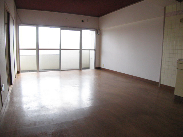 Living and room. LDK is spacious 12 Pledge, This room has a very airy.