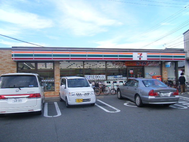 Convenience store. Seven-Eleven Fukuoka Iikura 3-chome up (convenience store) 654m