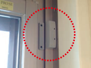 Security.  [Security sensors] You have established a security sensor on the first floor dwelling unit and the roof balcony of the dwelling unit of surface lattice there is no window. Notify the security company through a management office detects an abnormality. Guards will express if necessary. (Same specifications)