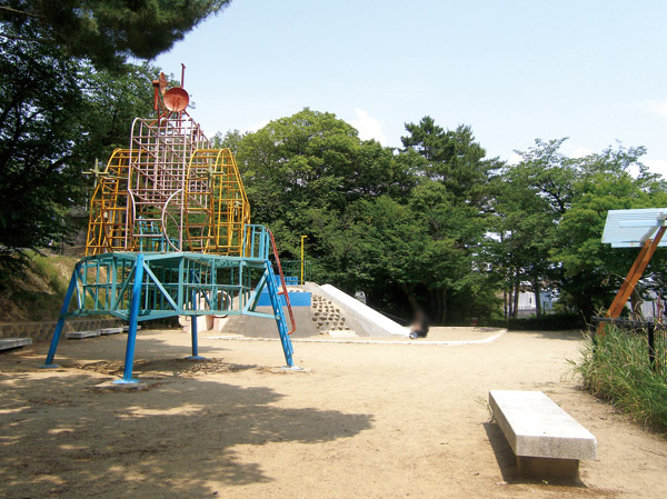 Surrounding environment. Momijiyama park / 1 minute walk (about 70m)