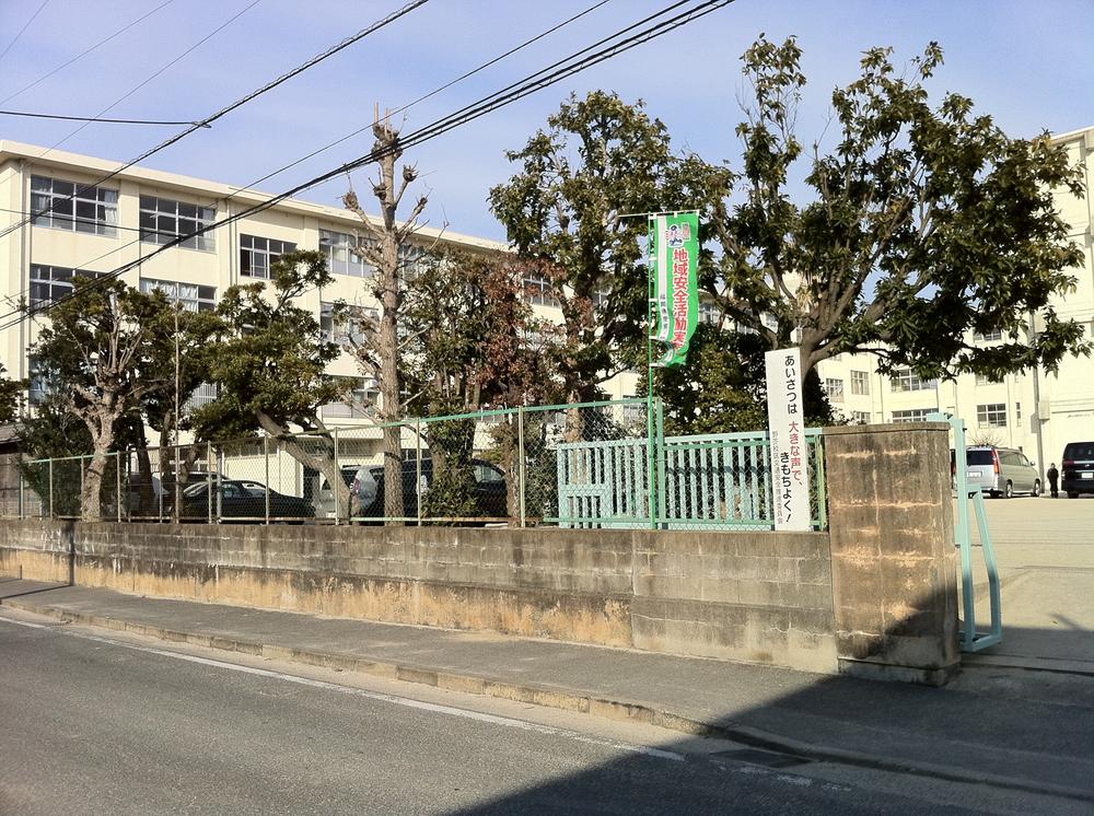 Primary school. Aside a quarter of a sense of security walk up to 320m elementary school to elementary school