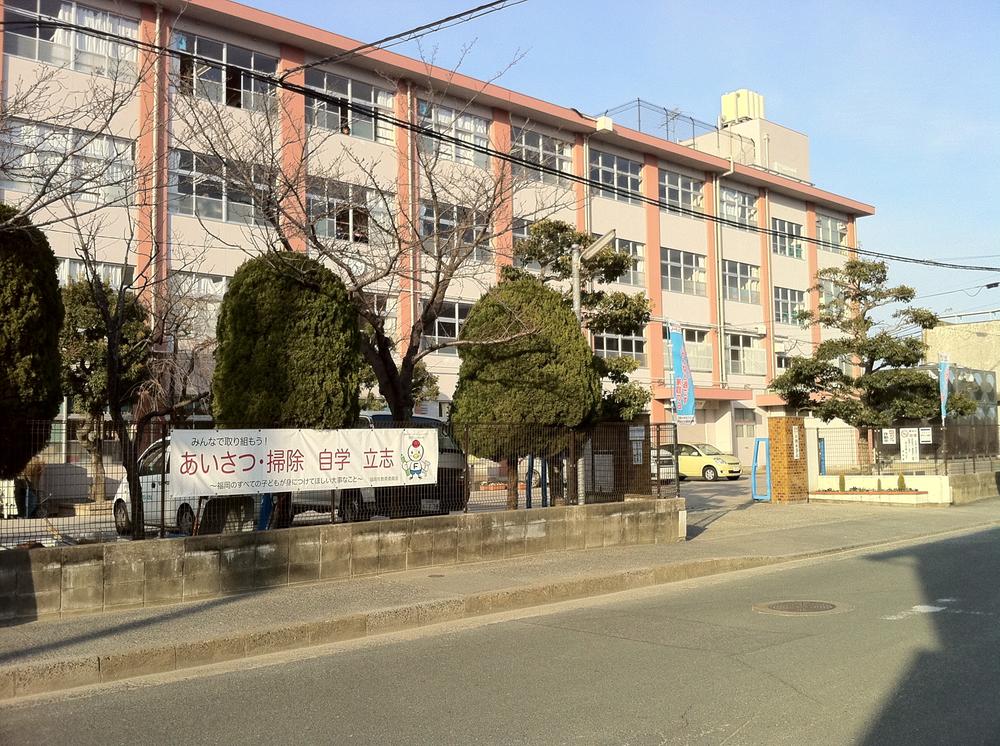 Junior high school. Takuma 5-minute walk from the 350m junior high school until junior high school