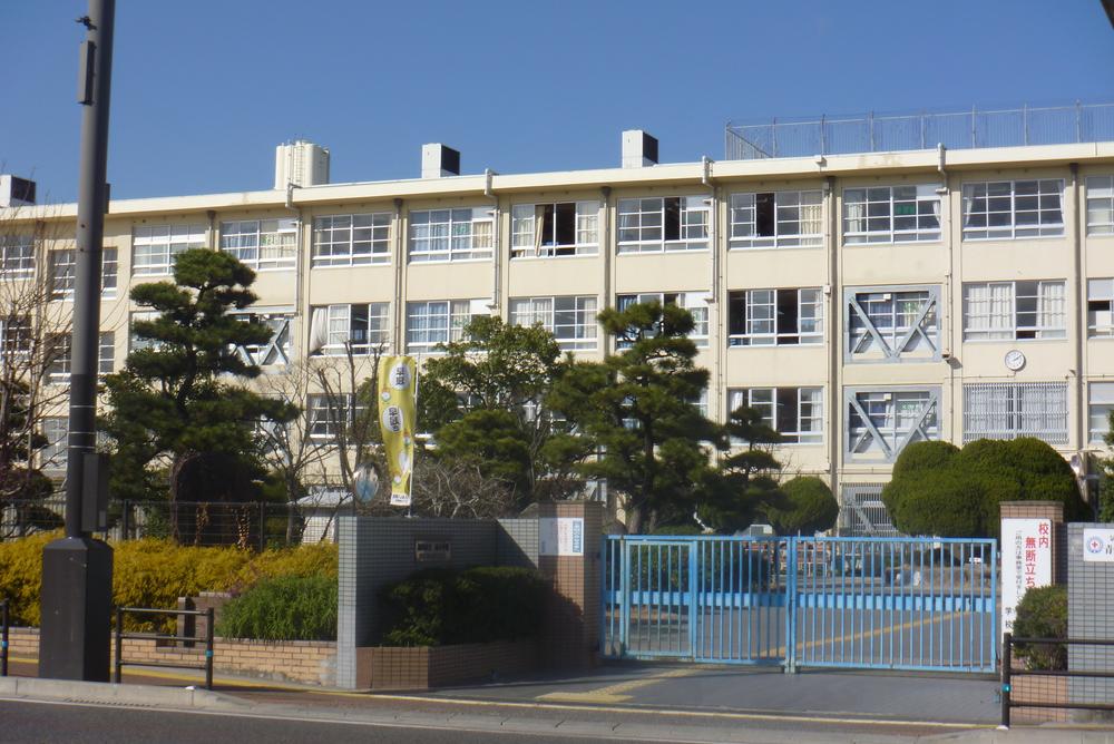 Primary school. About a 7-minute walk from the 560m original elementary school until the original elementary school