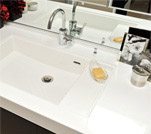 Bathing-wash room.  [Step with integrated bowl] It was provided with a space to put a like wet cups and soap in the sink bowl. Keep the counter clean, Saving you the hassle of cleaning. (Same specifications)