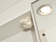 earthquake ・ Disaster-prevention measures.  [Seismic latch] The door of the vanity of the triple mirror housing, It will open the door by the shaking of an earthquake, As storage material does not fall, Set up a seismic latch. Live who we take care for the safety of. (Same specifications)
