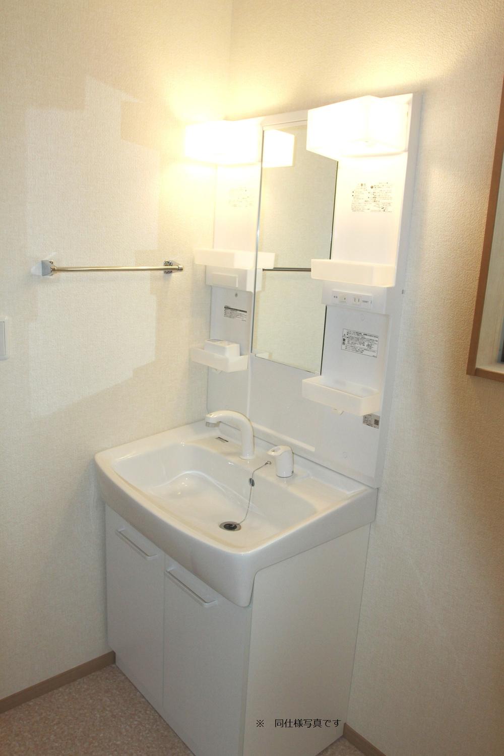 Wash basin, toilet. Indoor (20