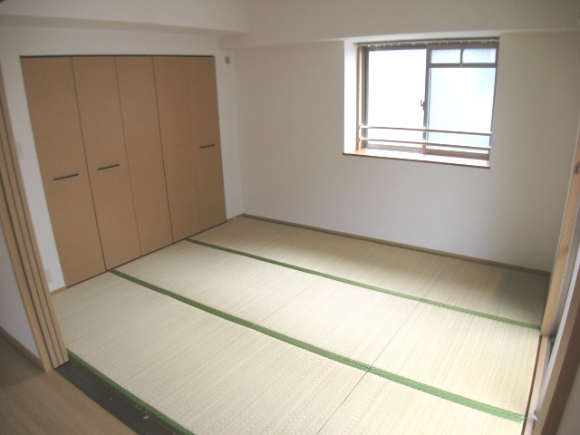 Living and room. Japanese-style room is also put tatamiese and Western is freely