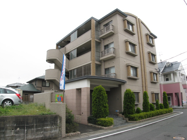 Building appearance. 4-story appearance of brown