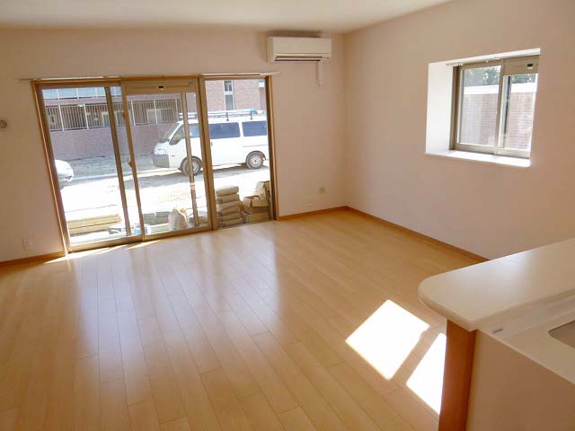Living and room.  ☆ In fact it will be in the middle room, There is no bay window ☆ 