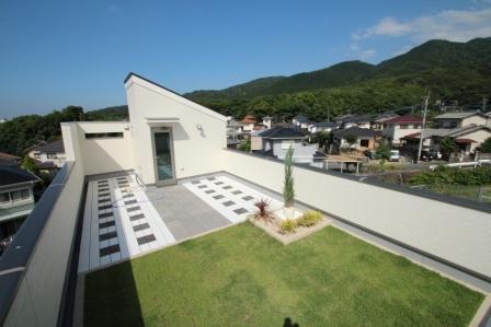 Garden. Sunny day, the whole family to the "Osora living". Yoshikawa housing We offer the house to enjoy a refreshing blue sky and rich view.