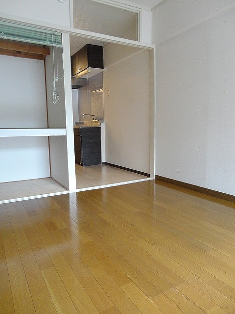 Living and room. It is very bright rooms ☆