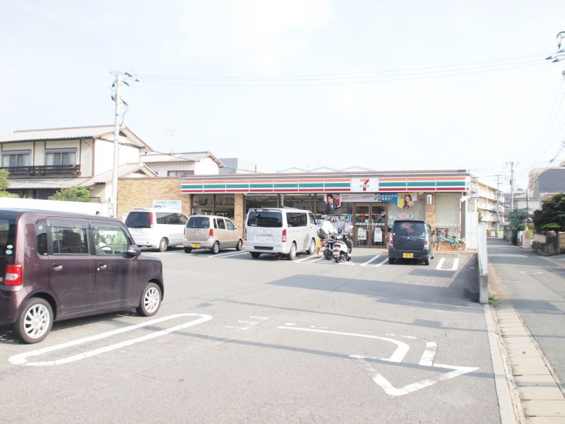 Convenience store. 370m to Seven-Eleven (convenience store)