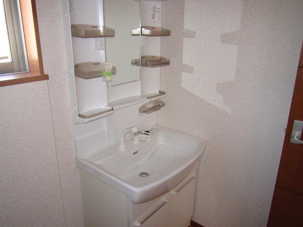 Wash basin, toilet. Same specifications 1 Building